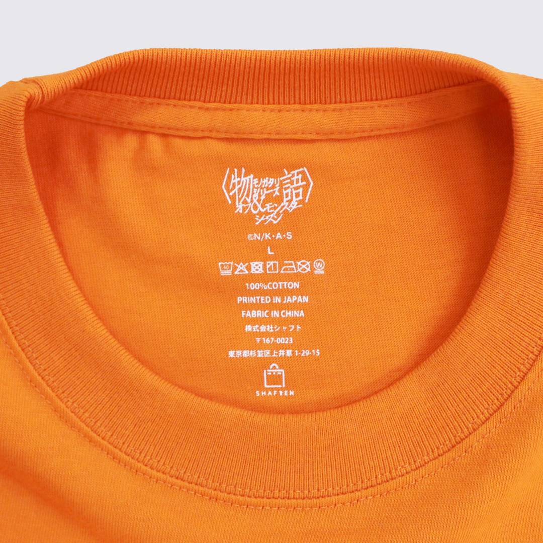 物語〉シリーズ オフ＆モンスターシーズン YOTSUGI TEE & CAN BADGE